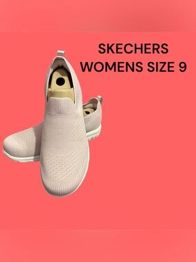 NIB WOMENS LAVENDER SKECHERS STRETCH FIT SIZE 9